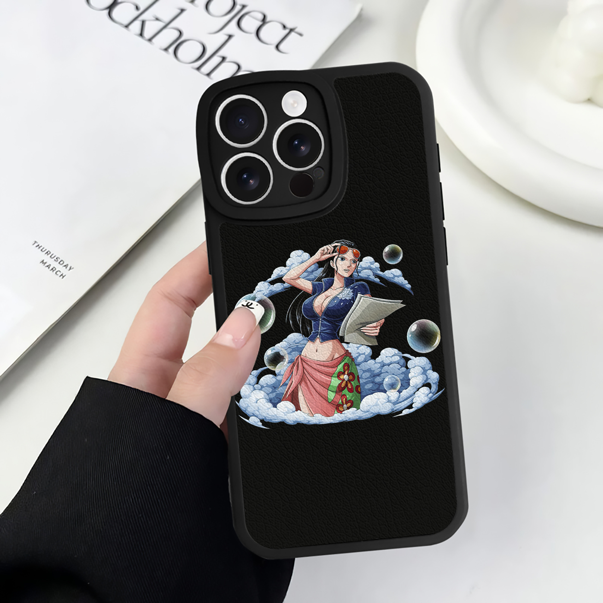 （画像用） ワンピース ニコ・ロビン ONE PIECE Nico Robin 【iPhone 16シリーズ対応】シリコンスマホケース（レザー調） 材質：シリコン